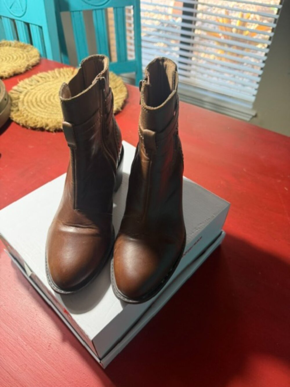 Clarks sz 8 brown leather ankle boots“Classic Clarks Style in Soft Brown Leather
